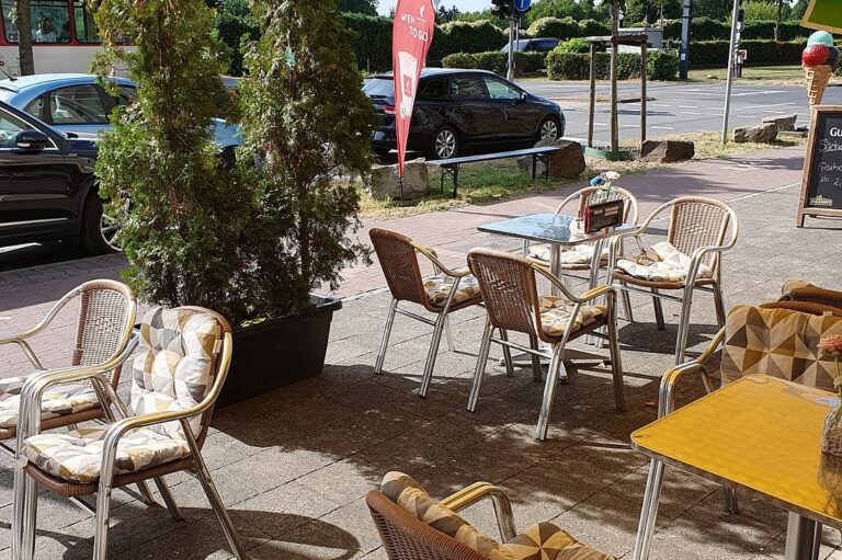 Eiscafe in unmittelbarer Nähe von Schulen, Kleingartenvereinen und einem Park abzugeben