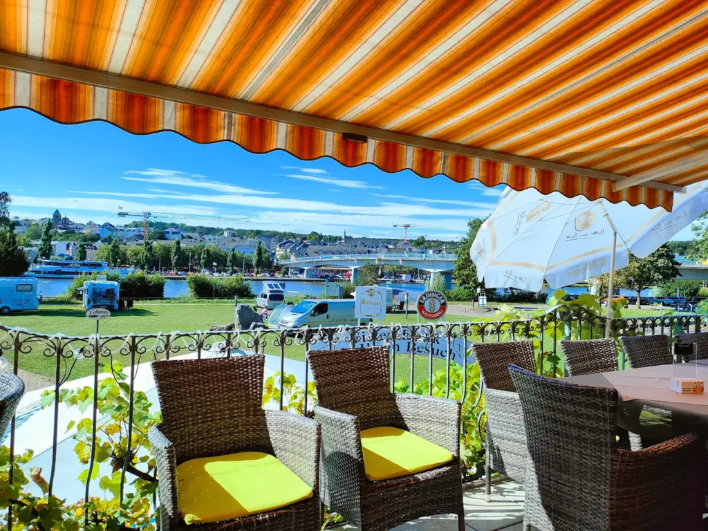 Café-Restaurant mit Mosel-Terrasse
