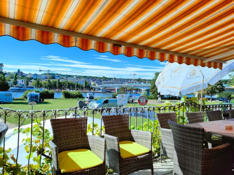 Café-Restaurant mit Mosel-Terrasse