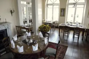Etablierte Weinstube in stilvollem Ambiente eines Hauses von 1896. Geeignet für Gastronomie, Weinproben, Veranstaltungen oder kulturelle Nutzung. – Foto 2