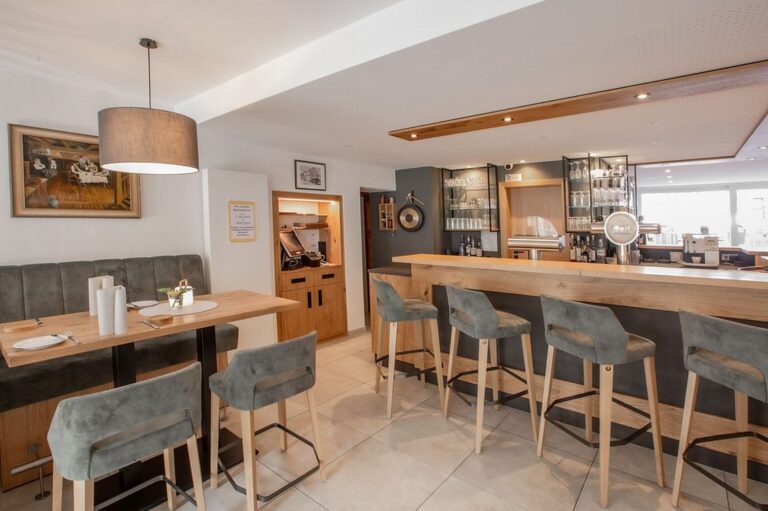 Neuwertiges Restaurant mit Apartments zur Miete oder zum Kauf