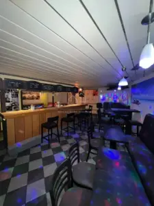 Aufgepasst: Stilvolle Bar im Stadtzentrum von Hemmoor mit Inventar zu vermieten