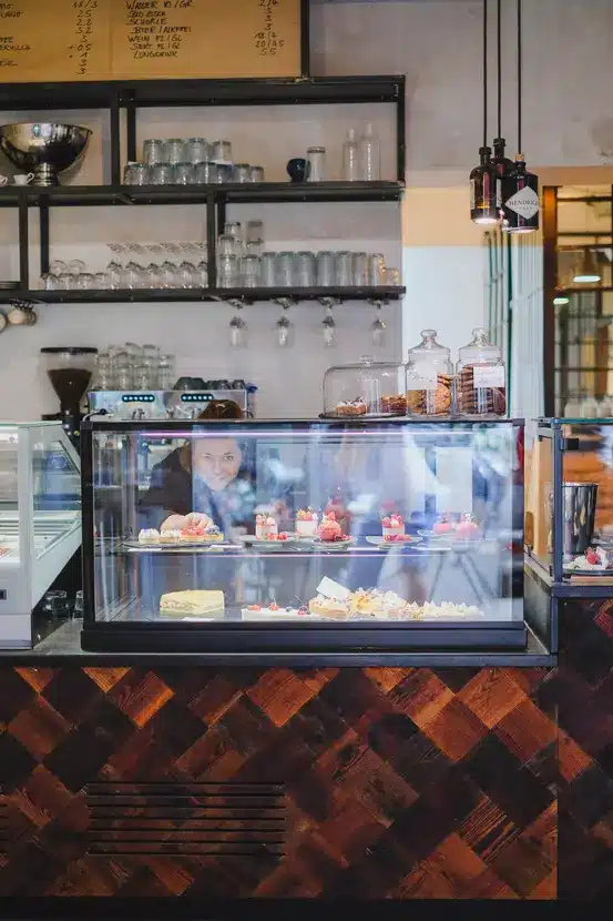 Stylisches Cafe mit eigener Patisserie und großer Showküche im Industrial Style