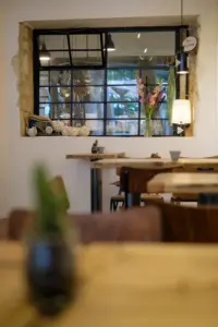 Stylisches Cafe mit eigener Patisserie und großer Showküche im Industrial Style – Foto 5