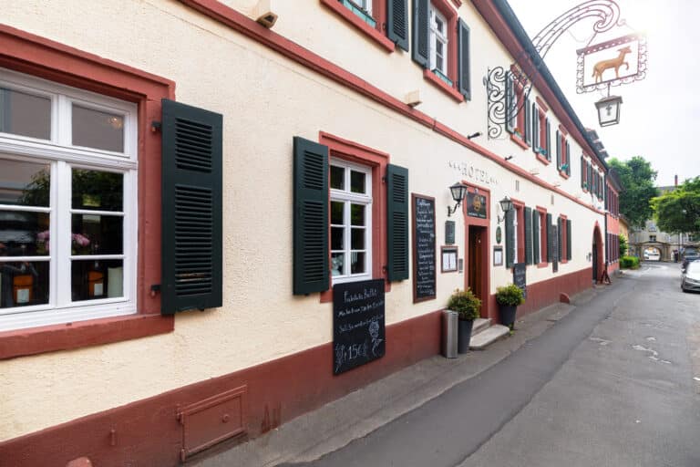 Hotel mit Restaurant und großer Außenterrasse