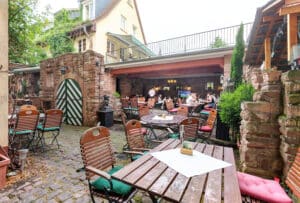 Hotel mit Restaurant und großer Außenterrasse – Foto 2