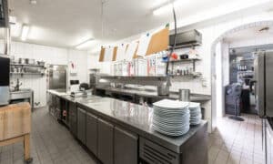 Hotel mit Restaurant und großer Außenterrasse – Foto 3
