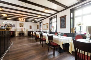 Hotel mit Restaurant und großer Außenterrasse – Foto 5