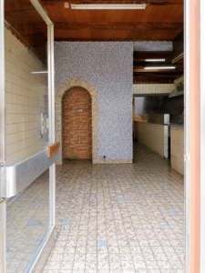26002 - Leerstehender Imbiss mit großer Schaufensterfront und vielseitiger Nutzung – Foto 3