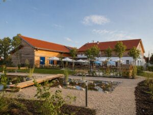 Bayerischer Dorfwirt mit Biergarten, Saal und Betreiberwohnung