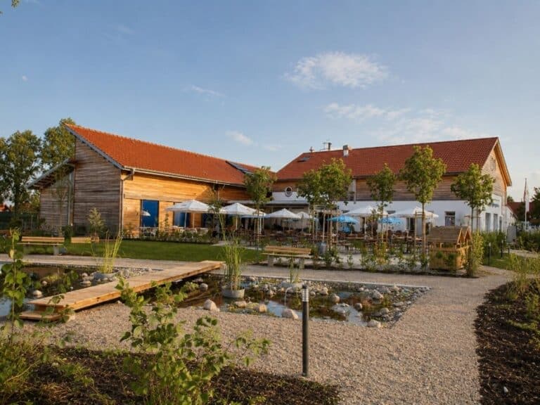 Bayerischer Dorfwirt mit Biergarten, Saal und Betreiberwohnung