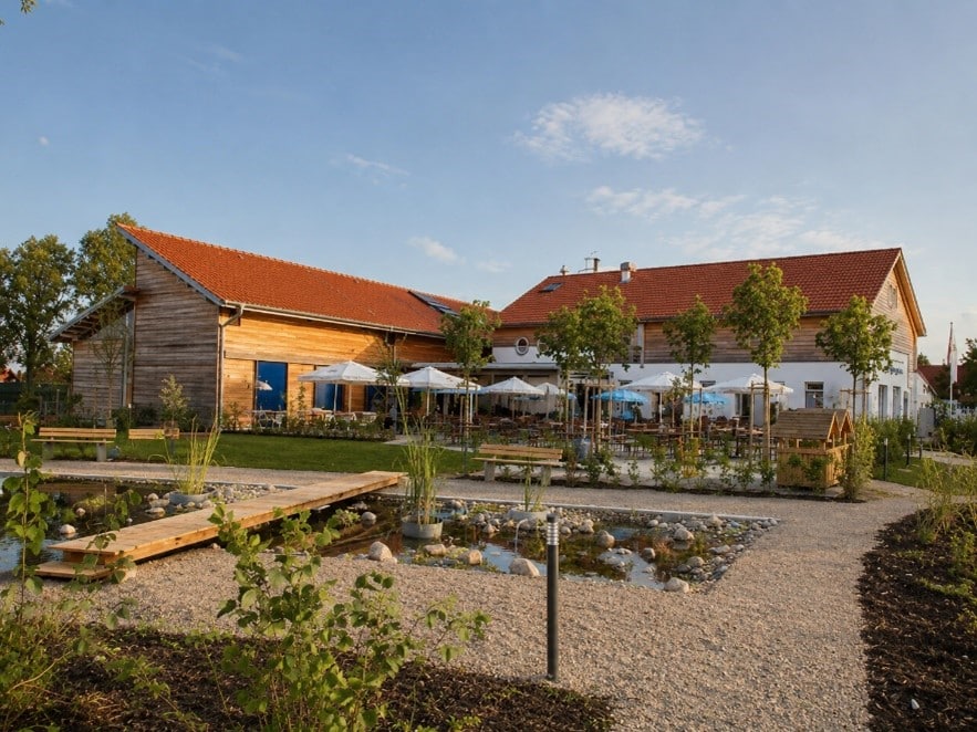 Bayerischer Dorfwirt mit Biergarten, Saal und Betreiberwohnung