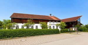Bayerischer Dorfwirt mit Biergarten, Saal und Betreiberwohnung – Foto 2