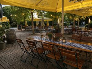 Bayerischer Dorfwirt mit Biergarten, Saal und Betreiberwohnung – Foto 3