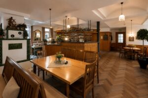 Bayerischer Dorfwirt mit Biergarten, Saal und Betreiberwohnung – Foto 4