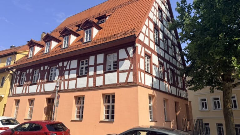 Im Herzen von Schwabach: Aufwändig restauriertes Fachwerkhaus mit toller Gastronomie