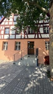 Im Herzen von Schwabach: Aufwändig restauriertes Fachwerkhaus mit toller Gastronomie – Foto 2