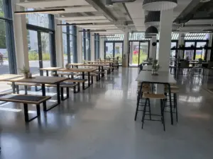 Einladende, moderne Gastronomie – sofort nutzbar dank vorhandener Küche, ideal für Tages-&Abendgäste – Foto 2