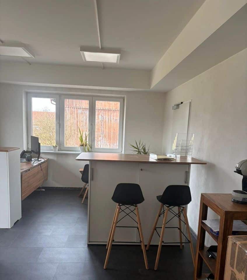 Büroraum 30m2 Lagerfläche 200m2 mit Toilette zu verpachten vermie