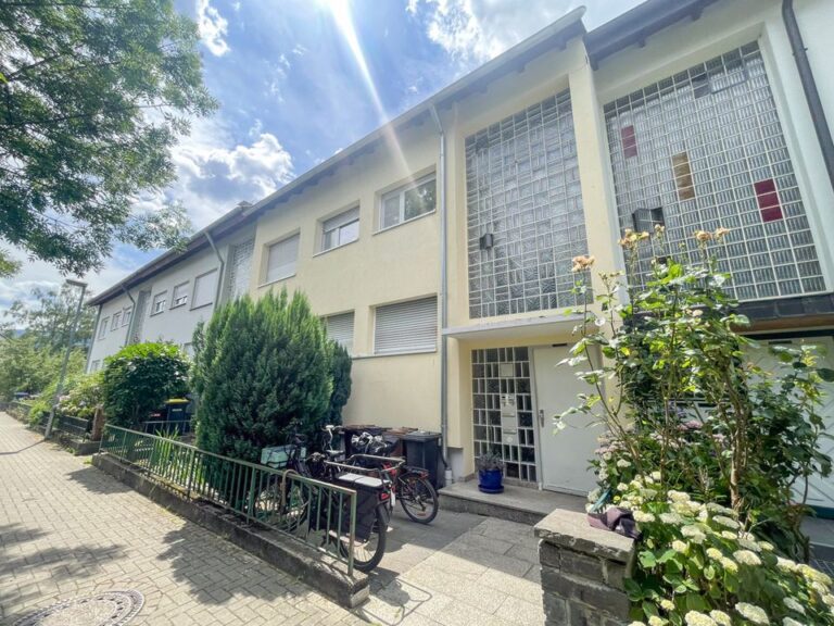 Kirchzarten: Vielseitiges Mehrfamilienhaus auf Erbpacht – Ideal für Anleger & Selbstnutzer