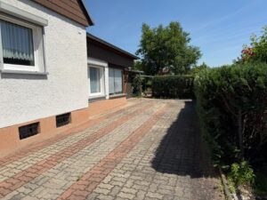 KEINE Erbbaupacht! Halle/ Rosengarten: Verkehrsgünstige Doppelhaushälfte mit EBK, Garage und eigenem Grundstück – Foto 3