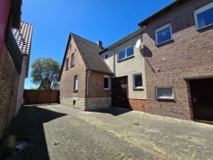 Raumwunder mit Einliegerwohnung, Gästezimmer, Garage und Ackerland zum Verpachten – Foto 2