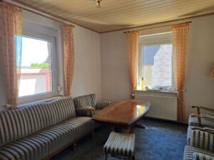 Raumwunder mit Einliegerwohnung, Gästezimmer, Garage und Ackerland zum Verpachten – Foto 4