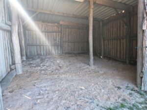 Offenstall mit Unterstand und Wiese zu verpachten – Foto 3