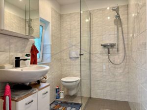 Kernsaniertes Ferienhaus mit Carport und Wohnmobilstellplatz auf Pachtland – Foto 5