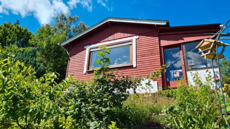 Schwedenhäuschen im Grünen: 35 m² auf 435 m² Pachtgrund, Waldnähe