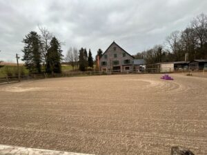 Stalltrakt Stall zur Pacht Reitplatz Boxen Weideland